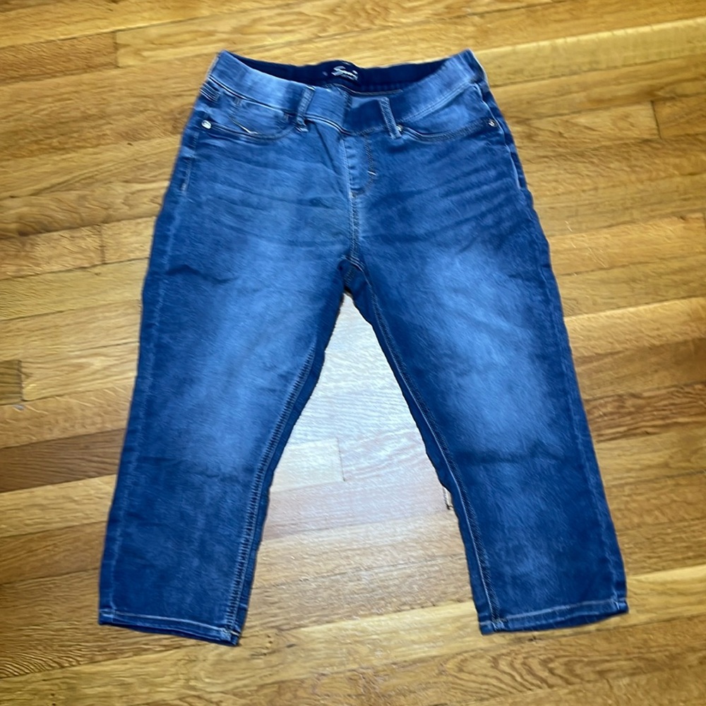 Seven7 pull on Capri jeans. Stretchy and super comfortable